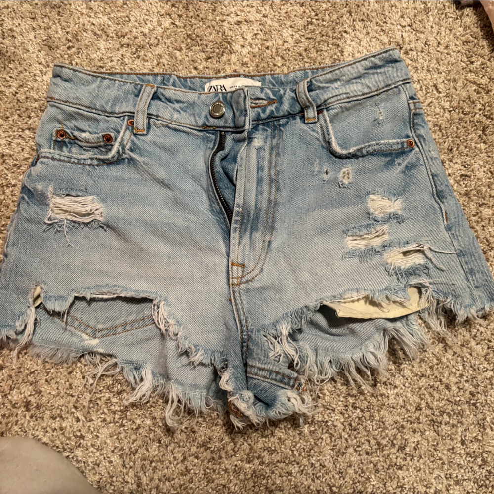 Zara shorts size 2 in good conditions